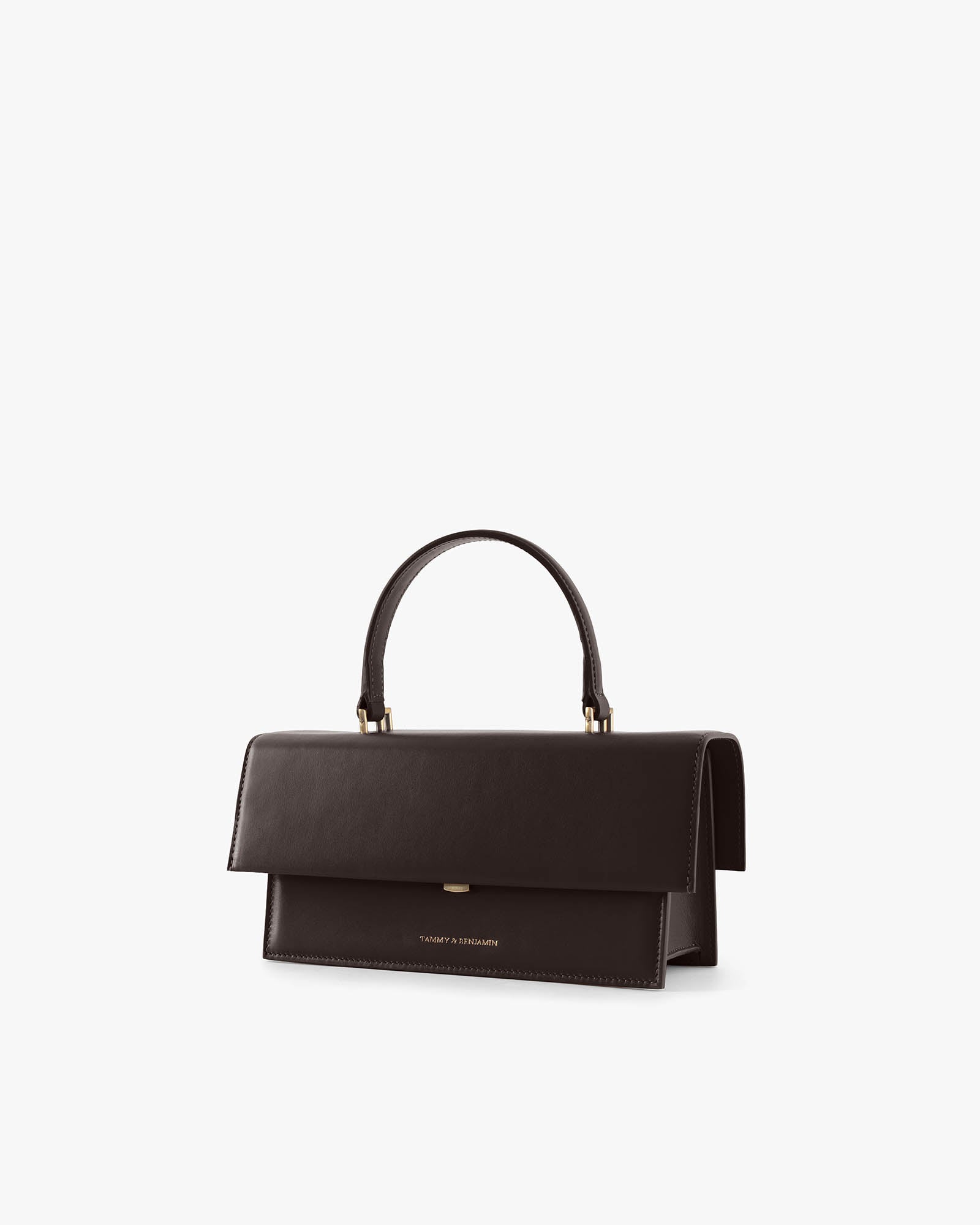 Sac THEA Chocolat de trois quarts, rabat fermé, poignée rigide tenue haute, fond blanc
