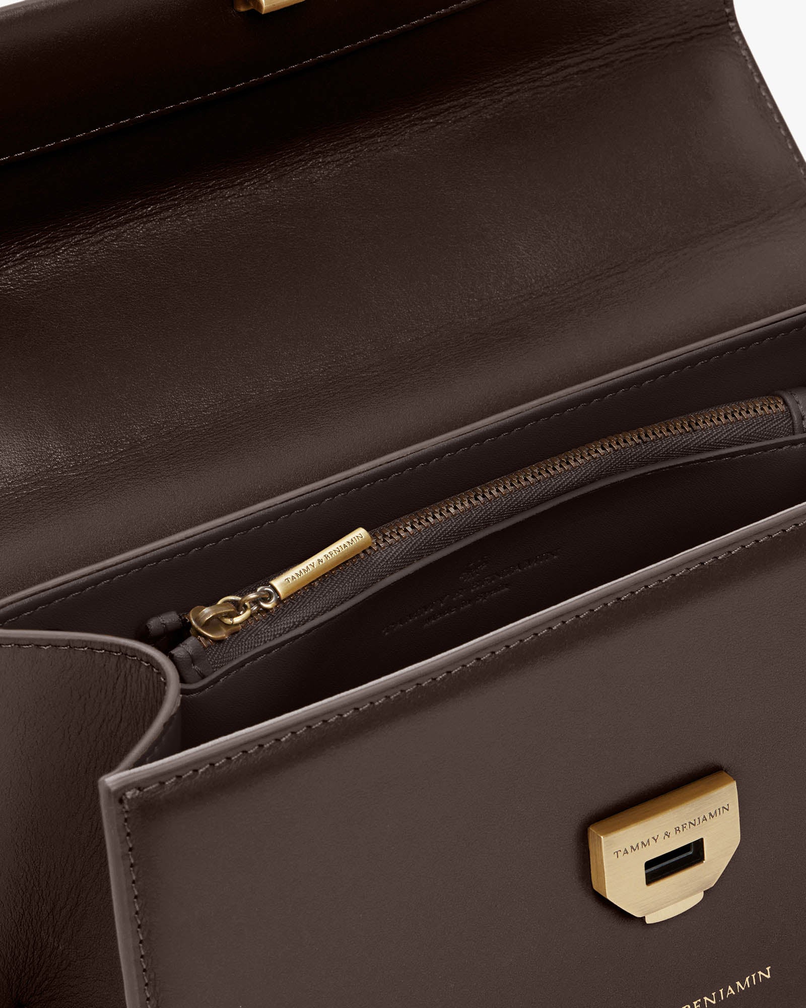 Sac THEA Chocolat, vue intérieure sur la poche zippée et le fermoir doré gravé