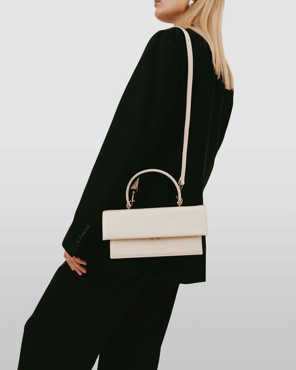 Sac THEA Ivoire porté en bandoulière, vue de profil sur mannequin
