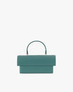Sac THEA Turquoise de face, posé, rabat fermé et poignée rigide relevée