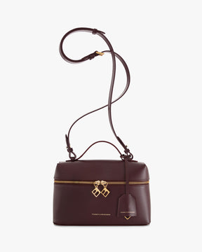 Sac VAYA Aubergine de face, bandoulière et anse détachées, fermeture zippée avec breloques dorées