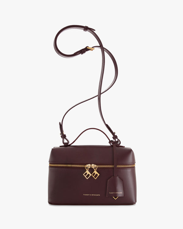 Sac VAYA Aubergine de face, bandoulière et anse détachées, fermeture zippée avec breloques dorées
