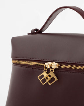 Sac VAYA Aubergine, détail du fermoir zippé et des breloques dorées Key Bell