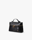 Sac VAYA noir, vue de trois quarts, poignée courte, zip doré et breloques BB, porté-main