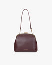Sac EMMA Aubergine de face, porté en bandoulière avec anse longue, fermoir doré visible