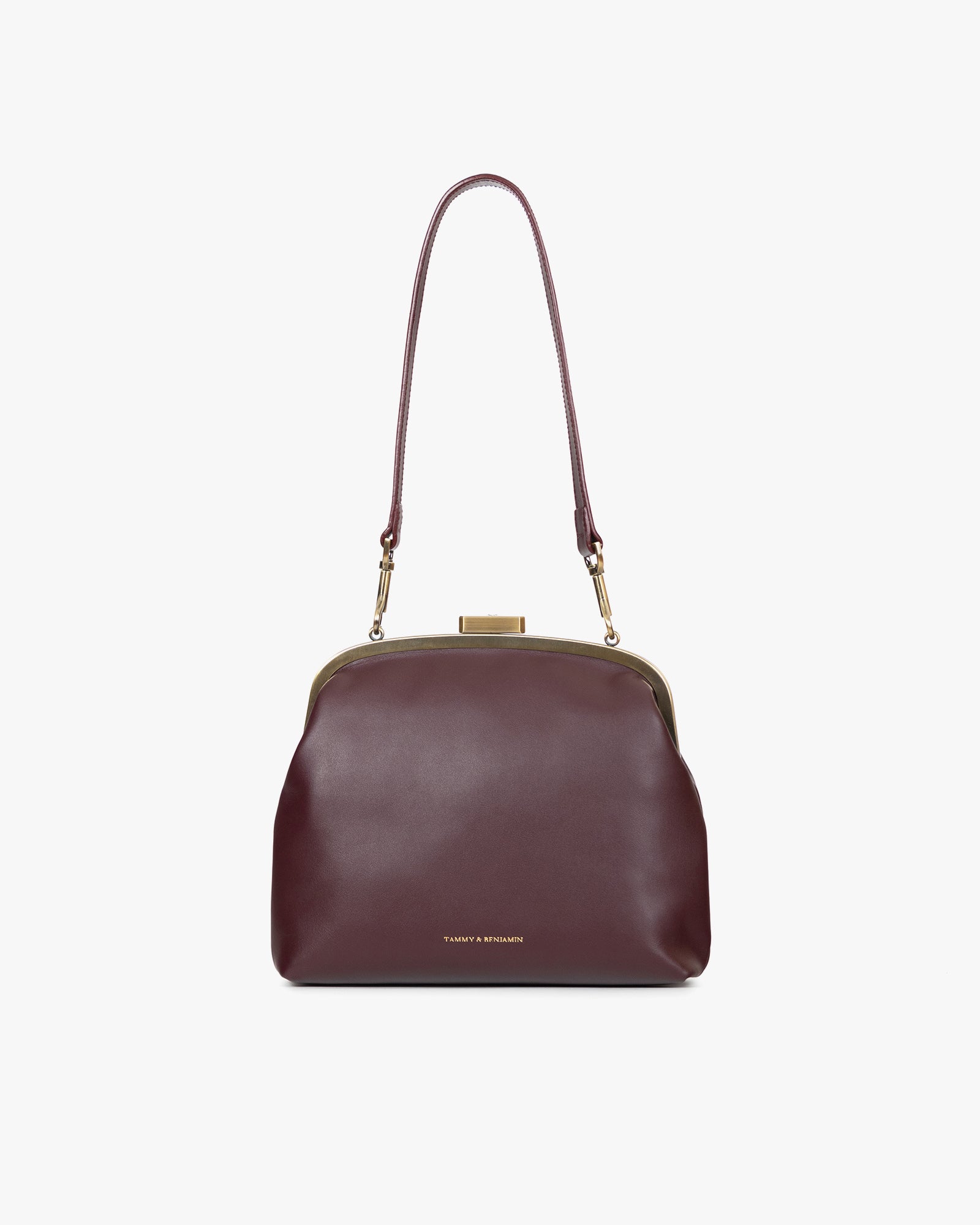 Sac EMMA Aubergine de face, porté en bandoulière avec anse longue, fermoir doré visible