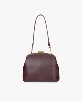 Sac EMMA Aubergine de face, porté en bandoulière avec anse longue, fermoir doré visible