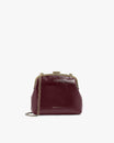 Sac EMMA Bordeaux naplak de face, fermoir doré fermé, avec bandoulière chaîne et cuir