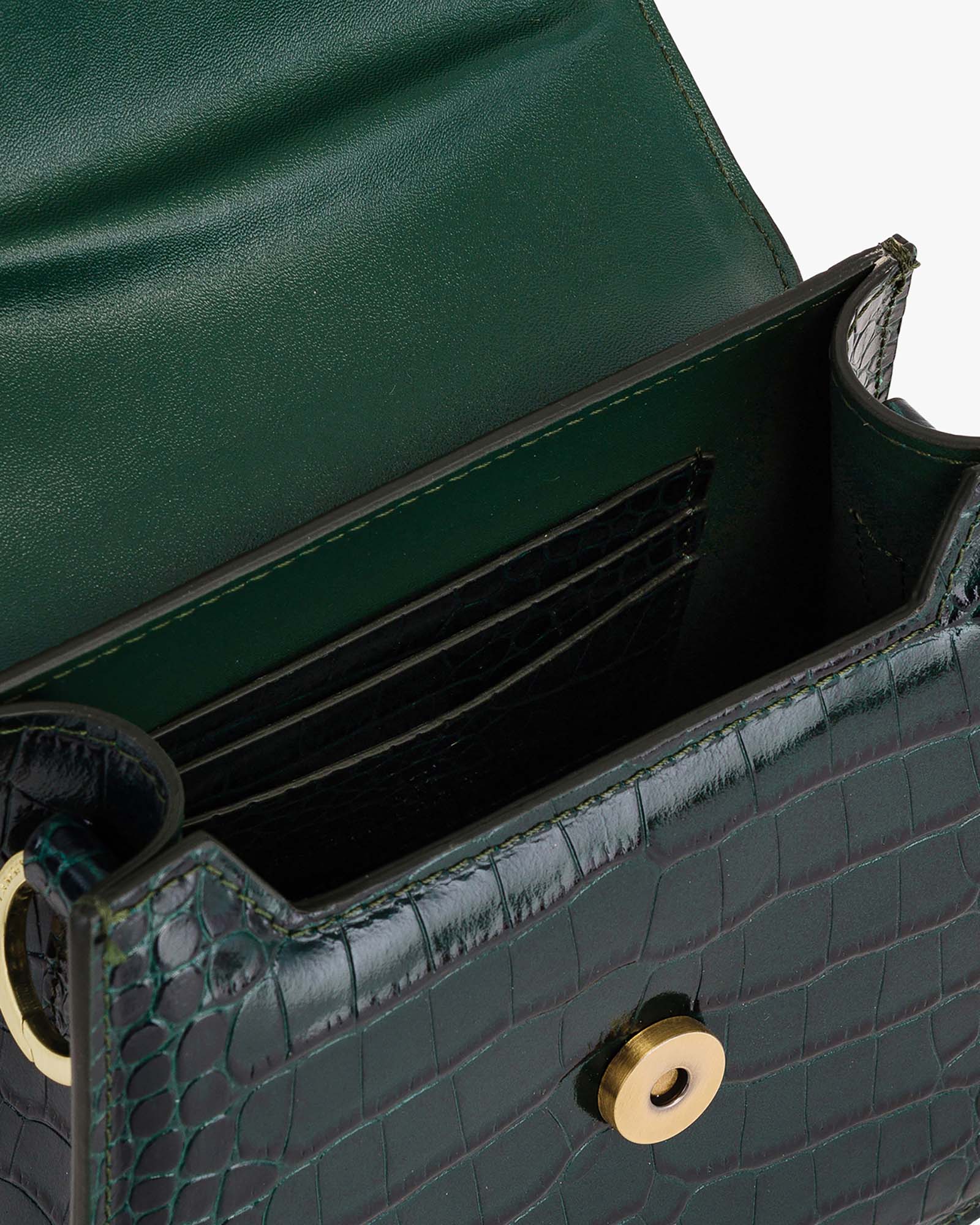 Sac GABRIELLE vert embossé crocodile, rabat ouvert, vue sur le porte-cartes intérieur et le fermoir