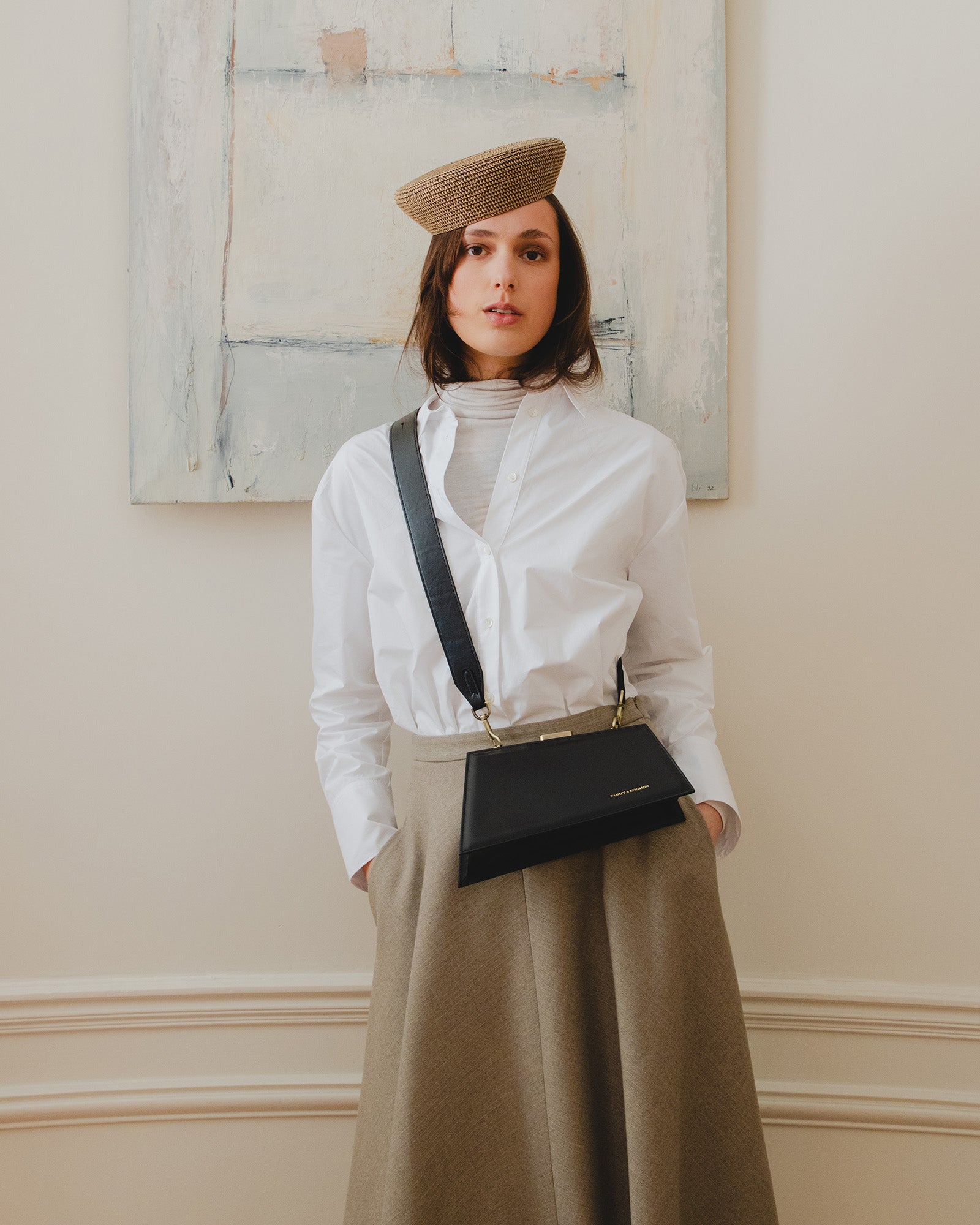 Sac JAY noir porté en bandoulière, vue de face sur mannequin, bandoulière longue en cuir