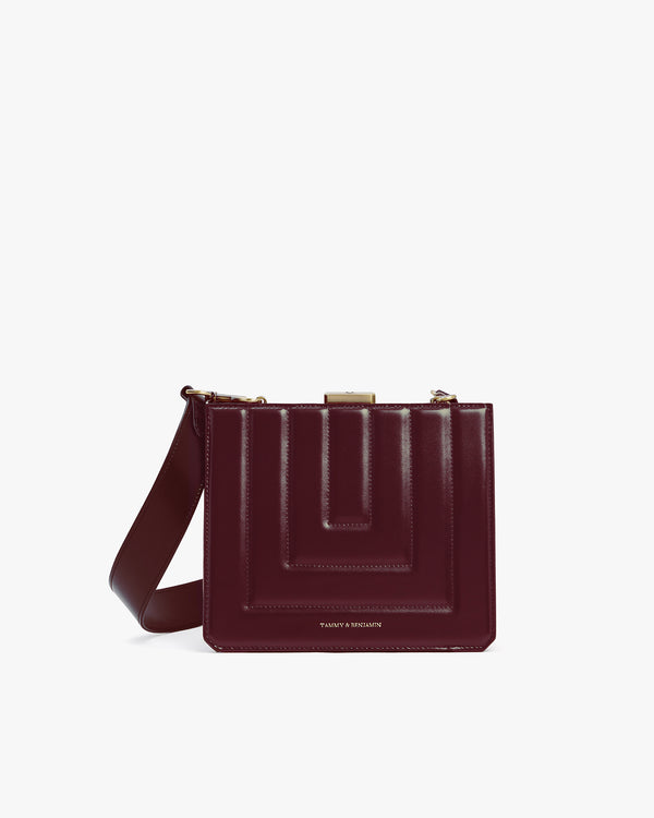 Sac JUDE Mahogany matelassé de face, fermoir doré, porté en bandoulière