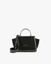 Sac ALEXIA noir, vue de face posé, poignée haute et bandoulière amovible attachée, ailes latérales visibles