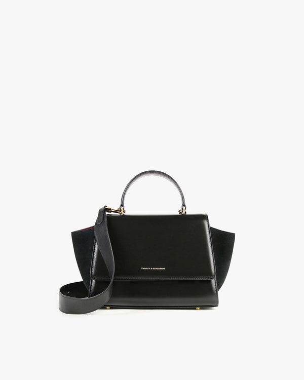 Sac ALEXIA noir, vue de face posé, poignée haute et bandoulière amovible attachée, ailes latérales visibles