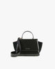 Sac ALEXIA noir, vue de face posé, poignée haute et bandoulière amovible attachée, ailes latérales visibles
