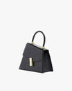 Sac CUBIST en noir naplak, vue de trois quarts, posé, fermoir doré et anse supérieure visibles