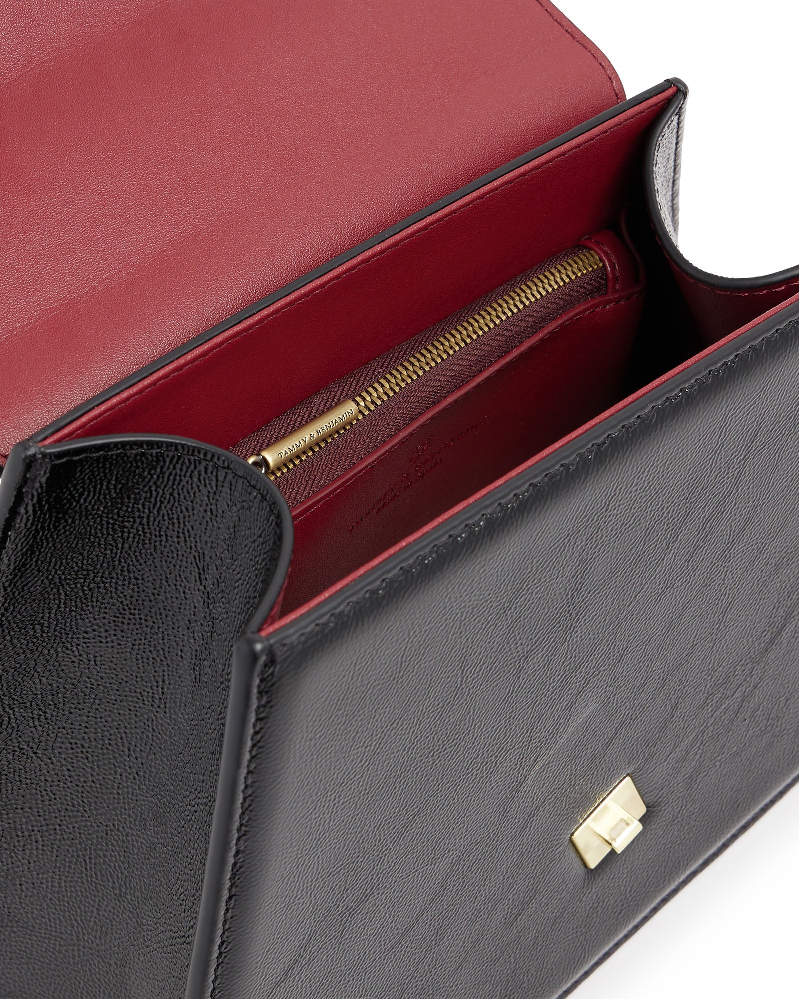Sac CUBIST Noir naplak, vue intérieure ouverte, poche zippée et fermoir doré visibles