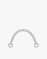 Short chain in silver metal, laid flat in an arch shape, with engraved rings at each end