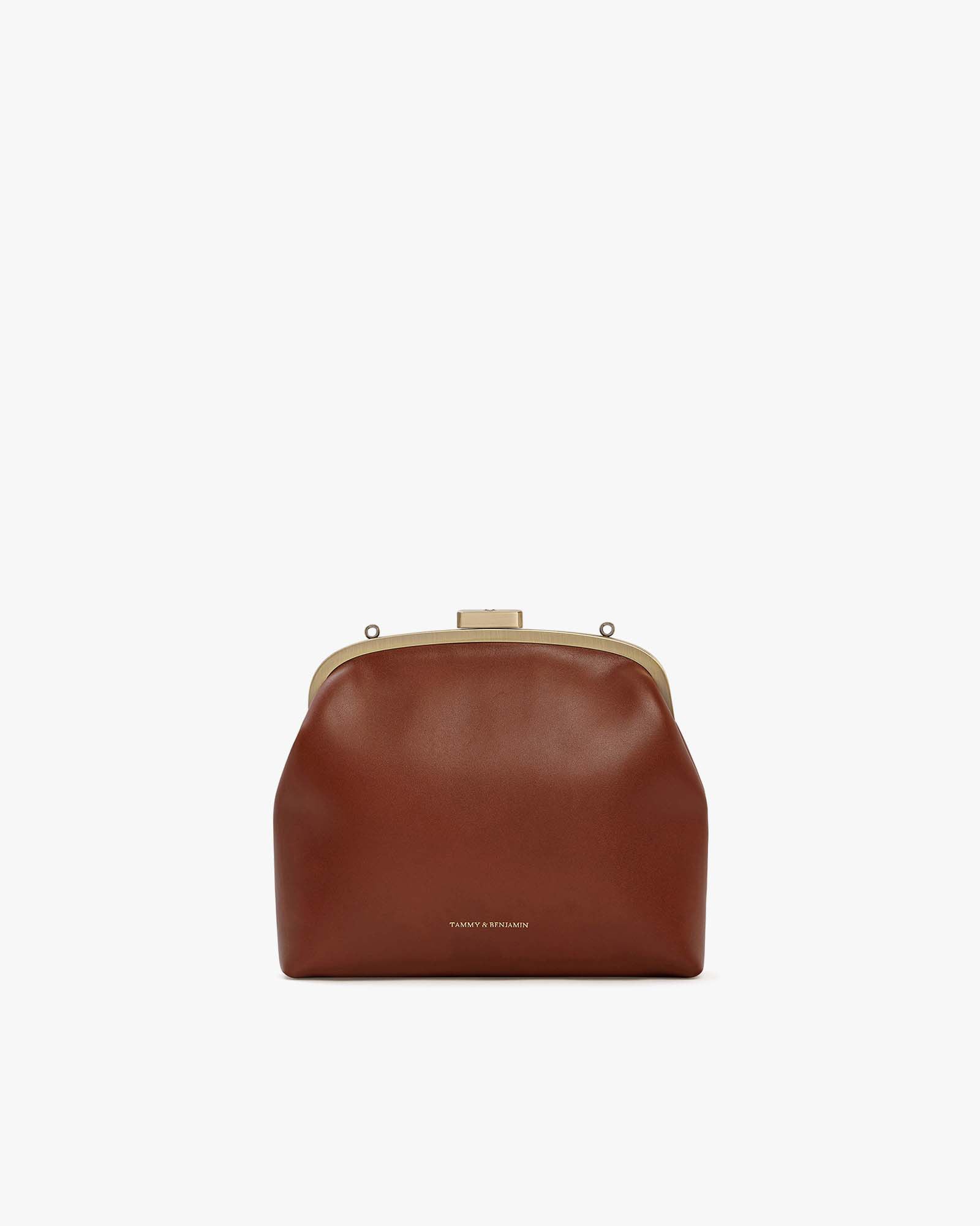 Sac EMMA en brun, vue de face, posé, fermoir doré apparent