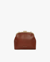 Sac EMMA en brun, vue de face, posé, fermoir doré apparent