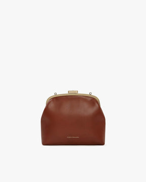 Sac EMMA en brun, vue de face, posé, fermoir doré apparent