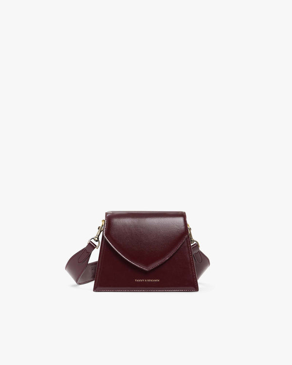 Sac GABRIELLE Mahogany, vue de face, posé, rabat en pointe et bandoulière ajustable
