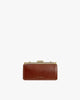 Sac JEANNE BAGUETTE brun, vue de face, posé, fermoir rétro doré fermé