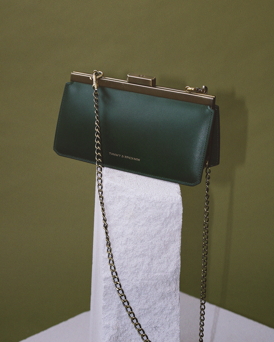 JEANNE BAGUETTE bag in emerald green, side view, retro gold clasp, removable chain, displayed