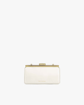 Sac JEANNE BAGUETTE en ivoire, vue de face, posé, fermoir doré rétro fermé