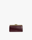 Sac JEANNE BAGUETTE Mahogany en cuir, vue de face, posé, fermoir doré rétro fermé