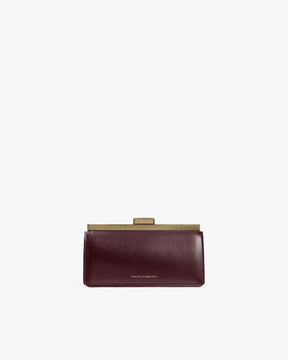 Sac JEANNE BAGUETTE Mahogany en cuir, vue de face, posé, fermoir doré rétro fermé