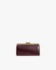 Sac JEANNE BAGUETTE Mahogany en cuir, vue de face, posé, fermoir doré rétro fermé