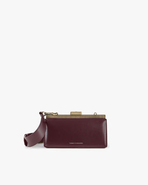 Sac JEANNE BAGUETTE Mahogany de face, fermoir rétro doré, posé avec anse bandoulière