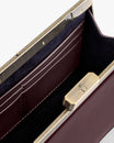 Sac JEANNE BAGUETTE Mahogany, vue intérieure détaillée du fermoir rétro et du porte-cartes