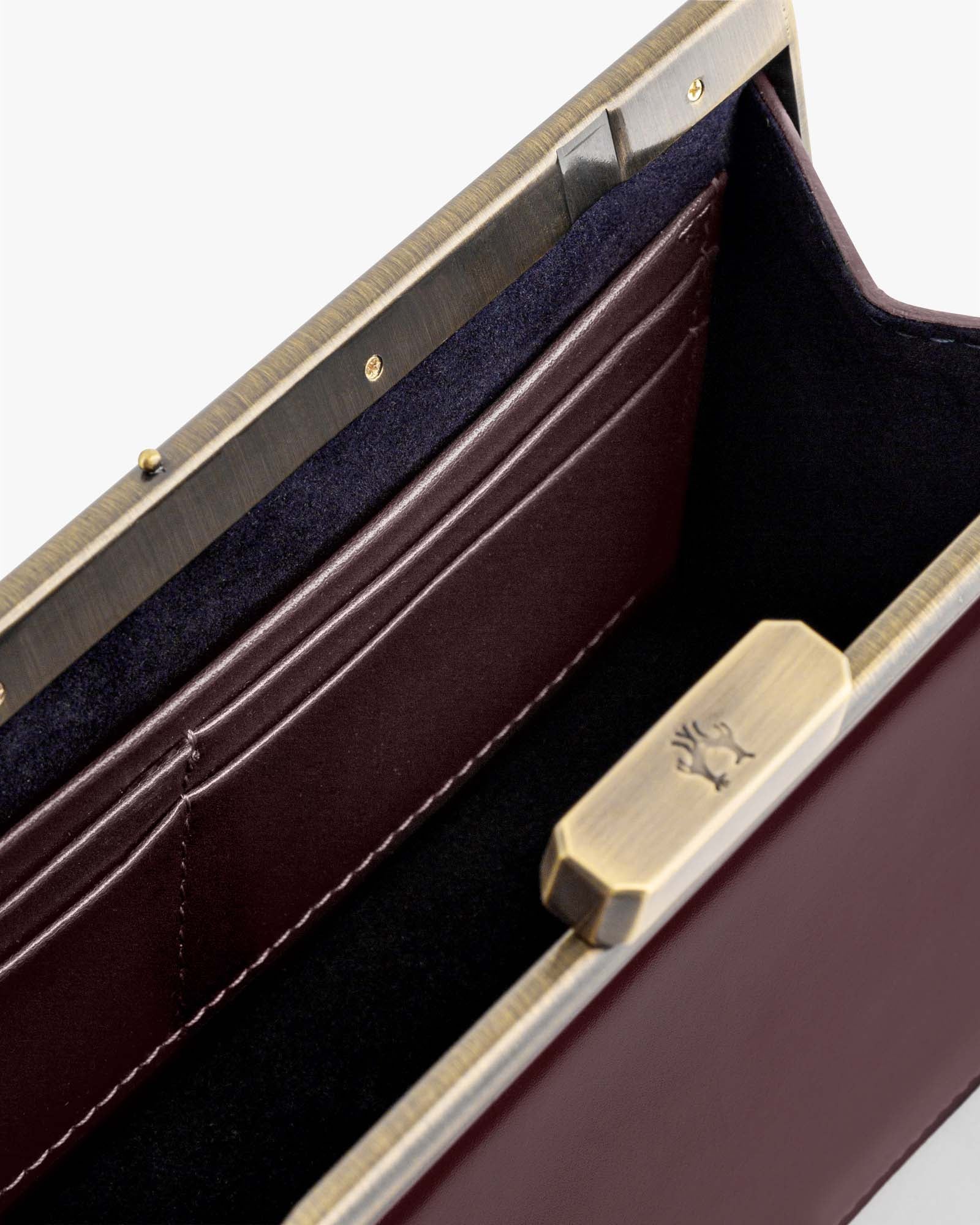 Sac JEANNE BAGUETTE Mahogany, vue intérieure détaillée du fermoir rétro et du porte-cartes