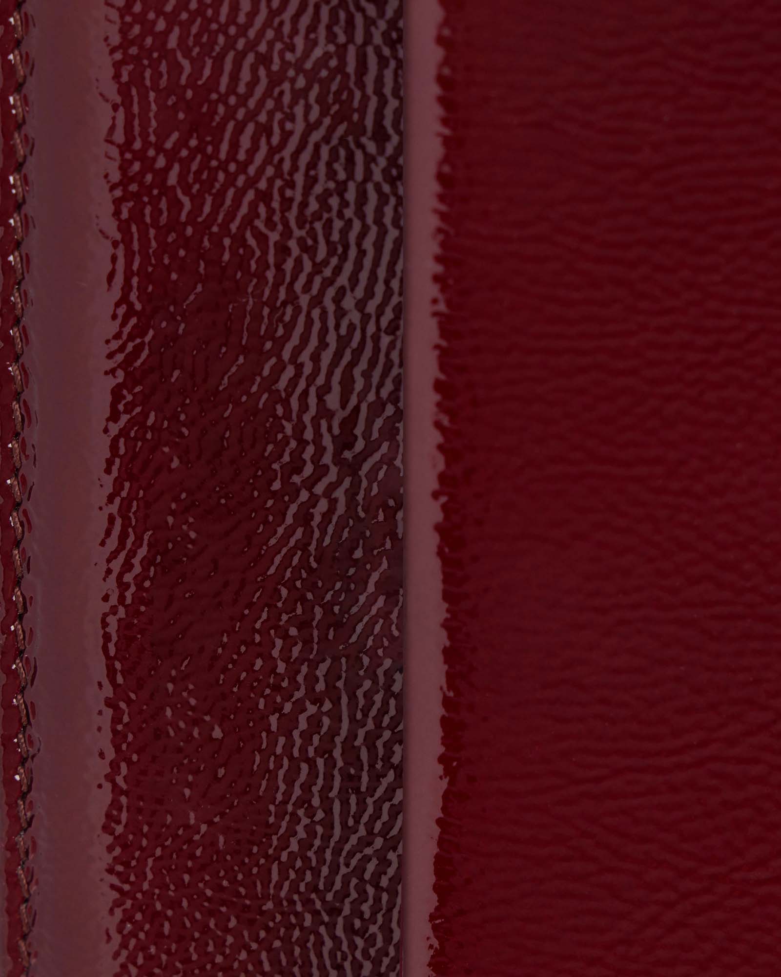 THEA MINI Bordeaux naplak, close-up of the grained material and edge stitching