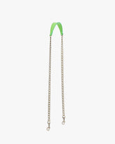Chaîne longue en cuir vert pomme avec double mousquetons, posée à plat sur fond blanc