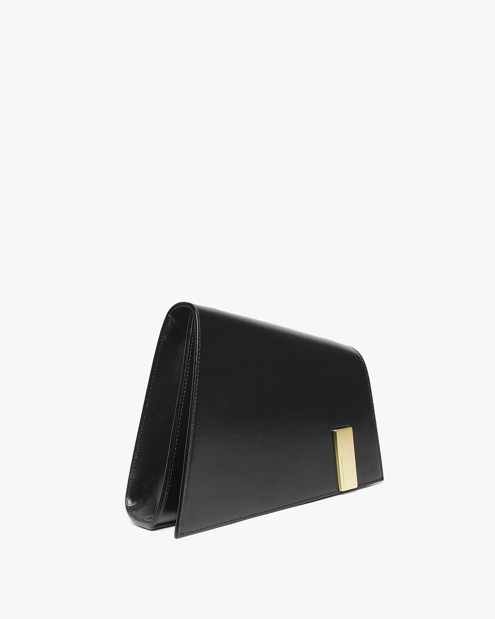 Sac TARA noir, vue de profil, posé, rabat fermé et fermoir doré rectangulaire