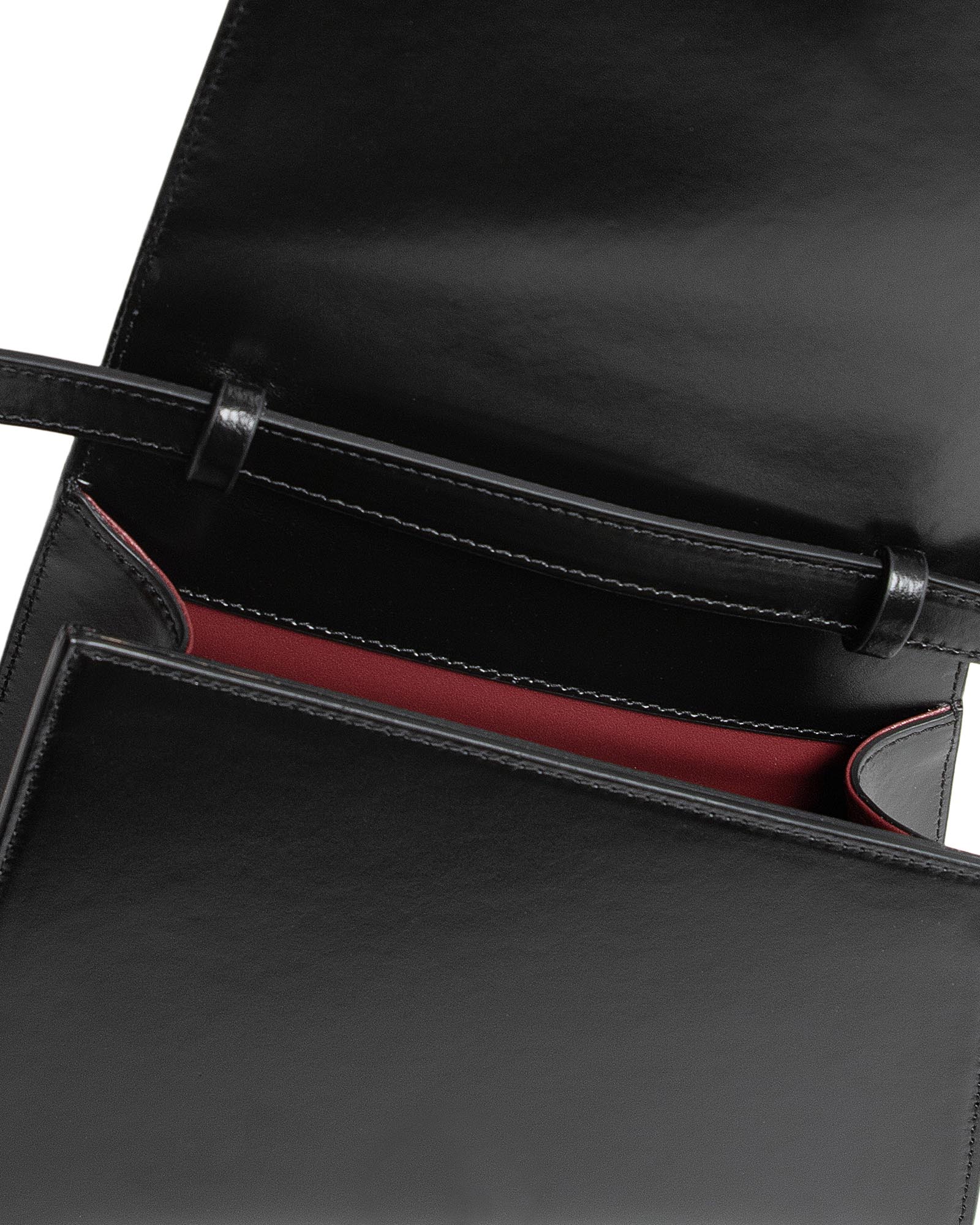 Sac TARA Noir ouvert, vue intérieure sur la poche et la doublure rouge bordeaux