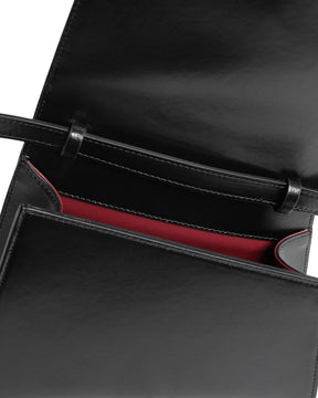 Sac TARA Noir ouvert, vue intérieure sur la poche et la doublure rouge bordeaux