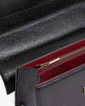 Sac THEA noir naplak, vue rapprochée intérieur avec poche zippée doublure bordeaux et fermoir doré