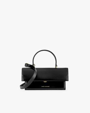 Sac THEA en cuir noir, vue de face, rabat fermé, poignée rigide et bandoulière amovible