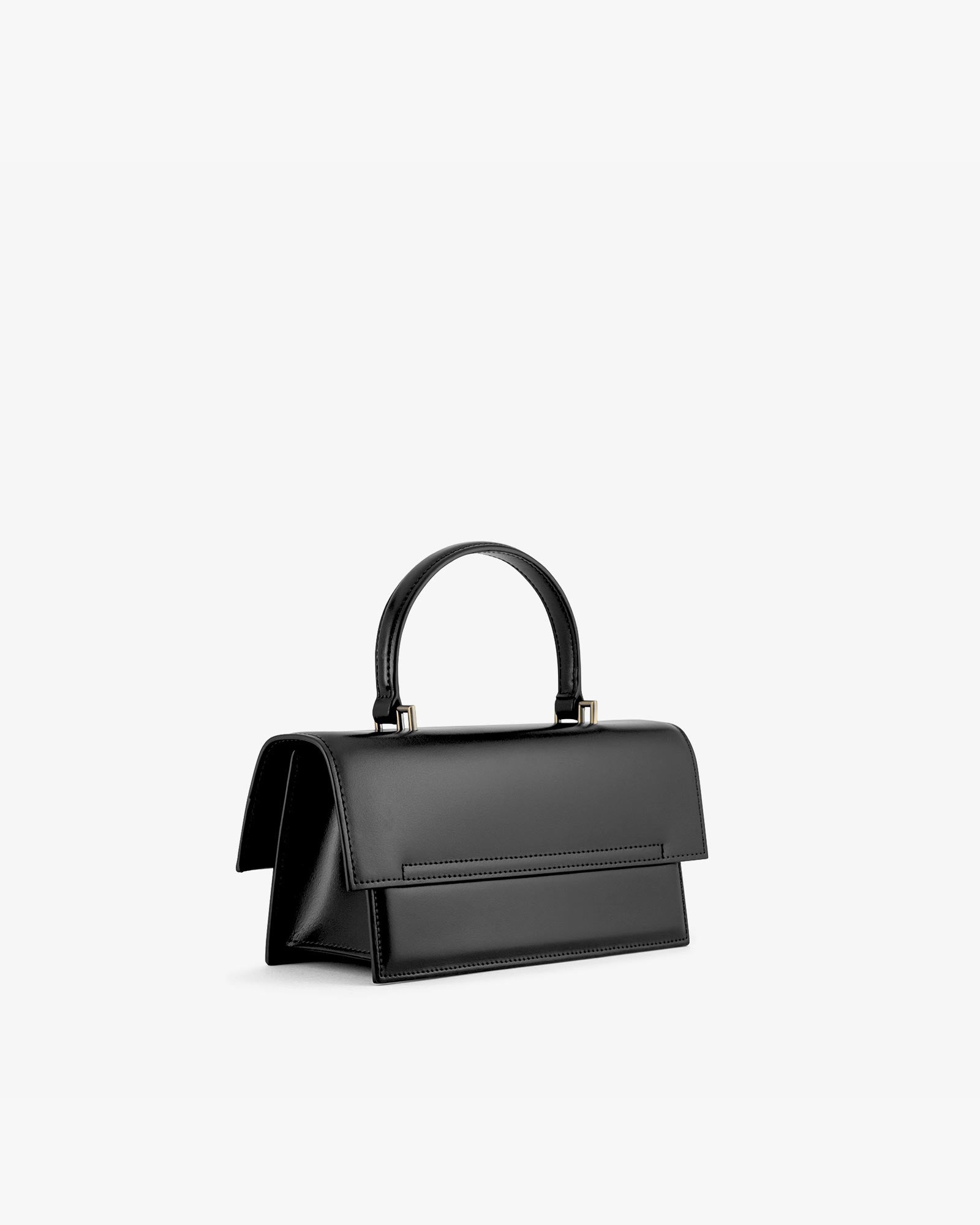 Sac THEA en cuir noir, vue de trois-quarts, rabat oversize et poignée rigide