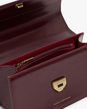 Sac THEA Mahogany ouvert, vue intérieure sur la poche zippée et le fermoir doré
