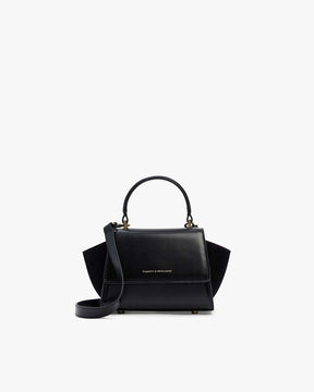 Sac ALEXIA NANO noir de face, rabat fermé, poignée rigide relevée, bandoulière amovible fixée