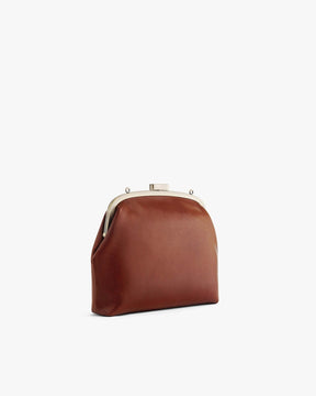 Sac EMMA brun, vue de trois quarts, posé, fermoir doré apparent