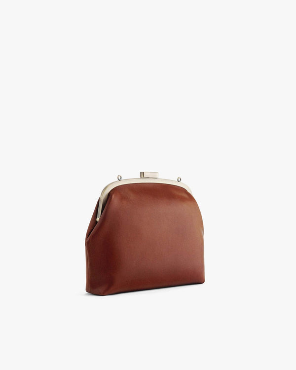 Sac EMMA brun, vue de trois quarts, posé, fermoir doré apparent