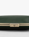 Sac EMMA vert émeraude, détail du fermoir doré gravé et de la structure en cuir