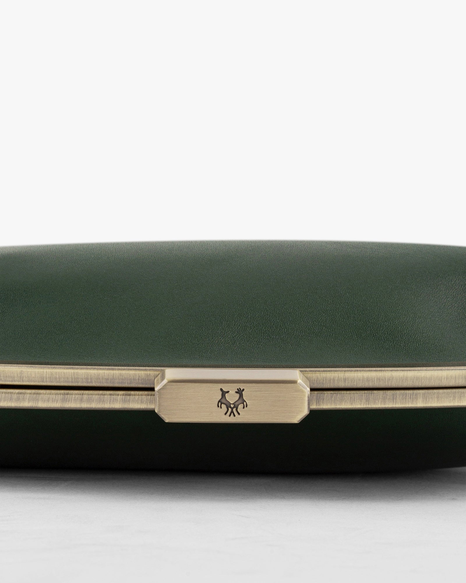 Sac EMMA vert émeraude, détail du fermoir doré gravé et de la structure en cuir