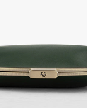 Sac EMMA vert émeraude, détail du fermoir doré gravé et de la structure en cuir