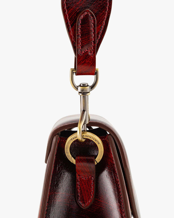 Sac GABRIELLE Marbre, détail du mousqueton et de l'anneau gravé sur le rabat en pointe